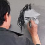 artista pintando retrato con pintura a la tiza