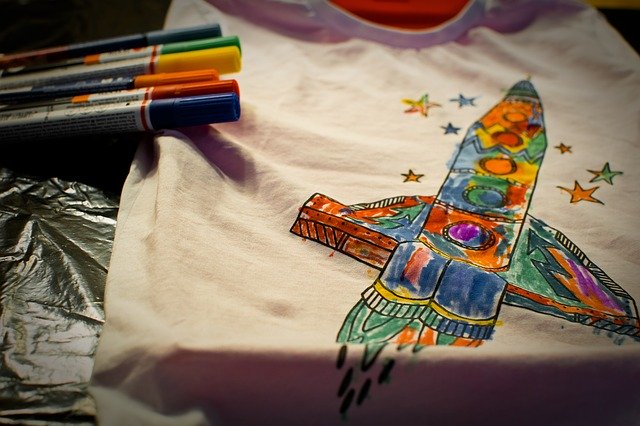 camiseta pintada con rotuladores