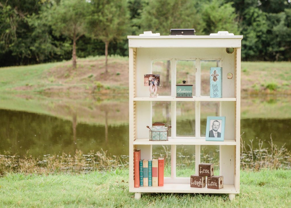 mueble decorado en jardín