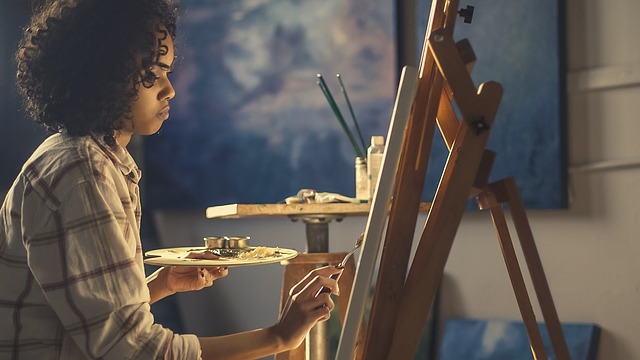 mujer pintando un cuadro al óleo