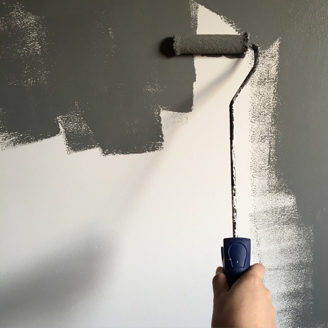 pared pintada con rodillo gris