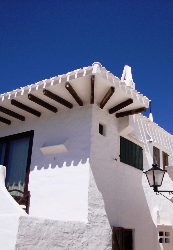 exterior casa pintada de blanco