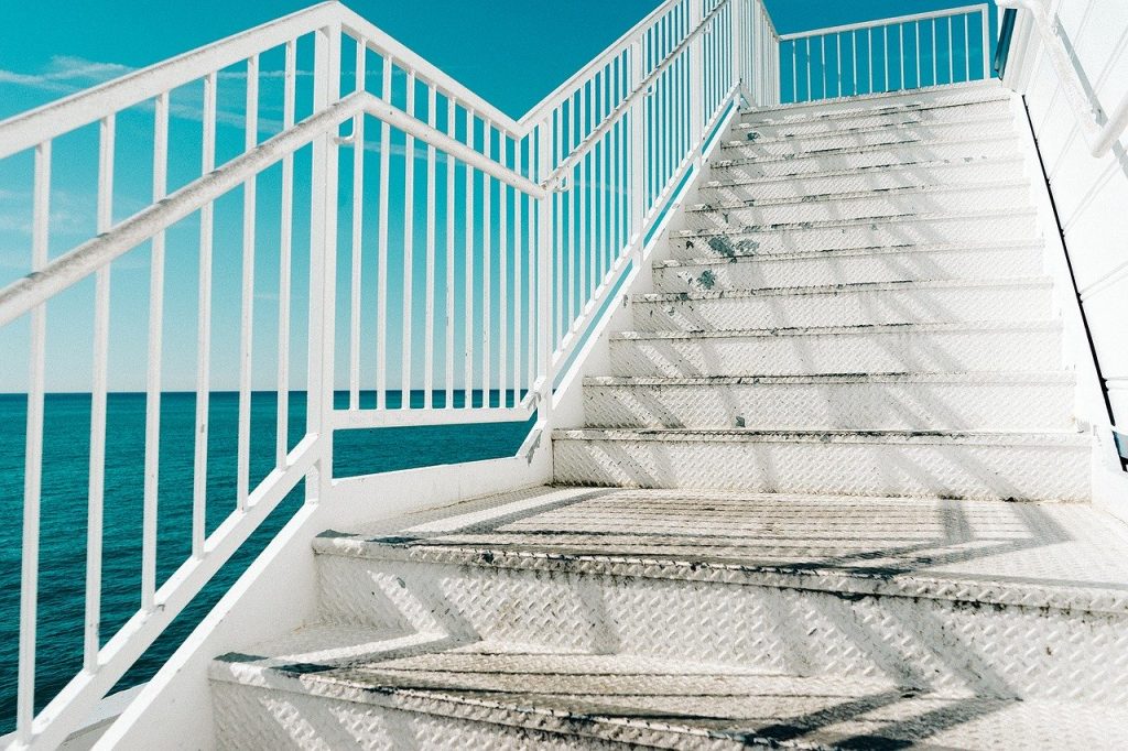 escaleras metalicas pintadas blanco