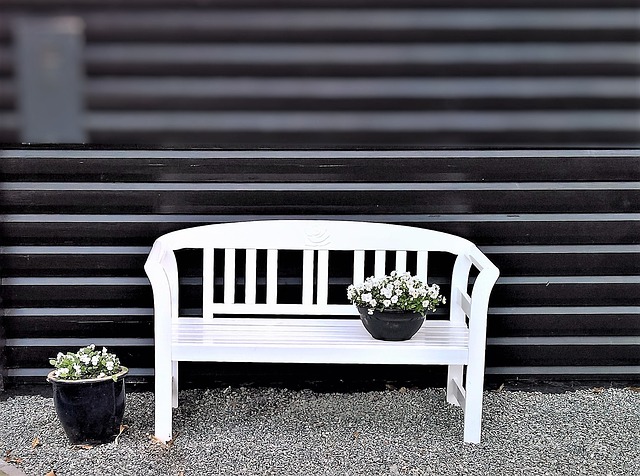 mueble jardín pintado en blanco