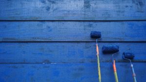 pared de madera pintada de azul con rodillo de pintura