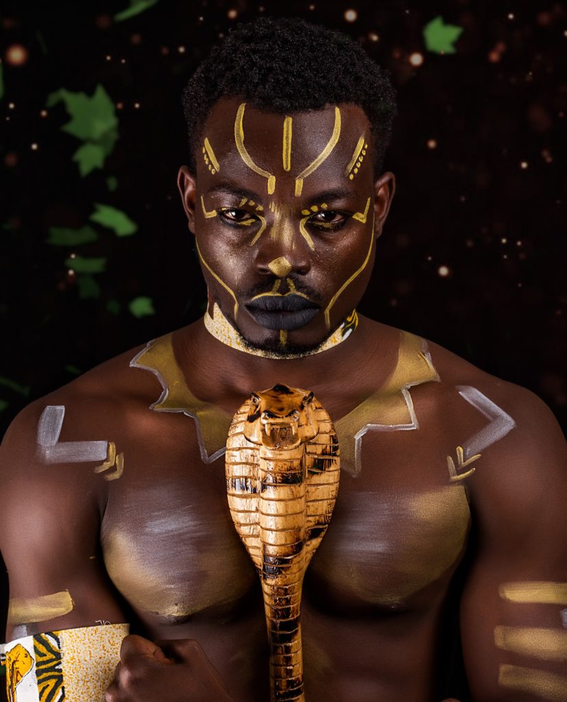 hombre negro con el cuerpo pintado oro con pintura corporal